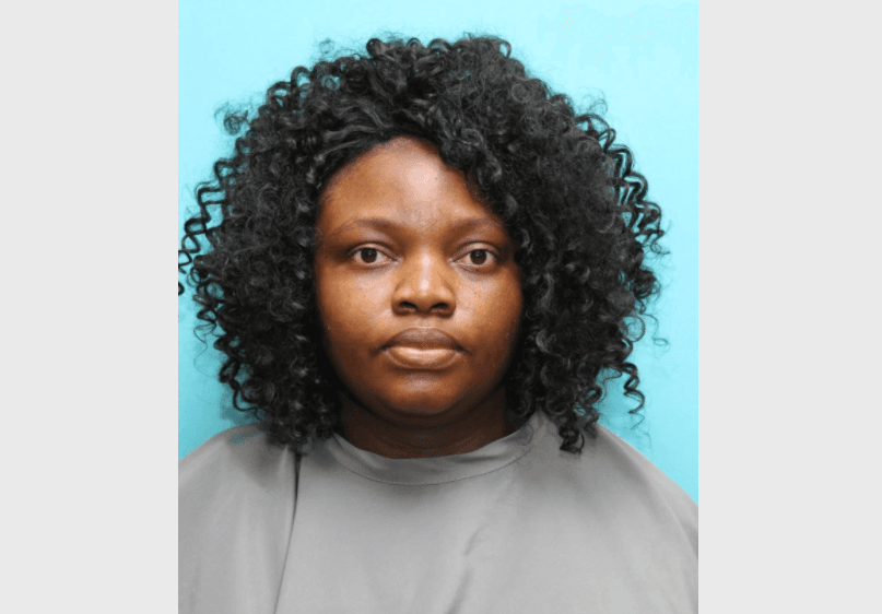 Una mujer es arrestada por abandonar a su bebé en el asiento de un carro en Coppell