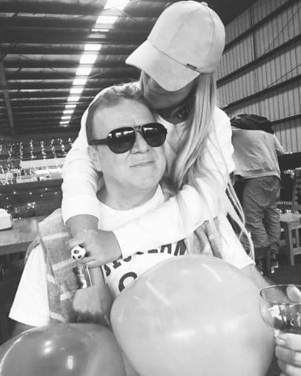 Ella lo acompañaba a sus giras y él la animaba a que cantara en los escenarios interpretando temas de Pimpinela. Lo curioso de esto es que ella tenía cinco años cuando pidió que lo hiciera.