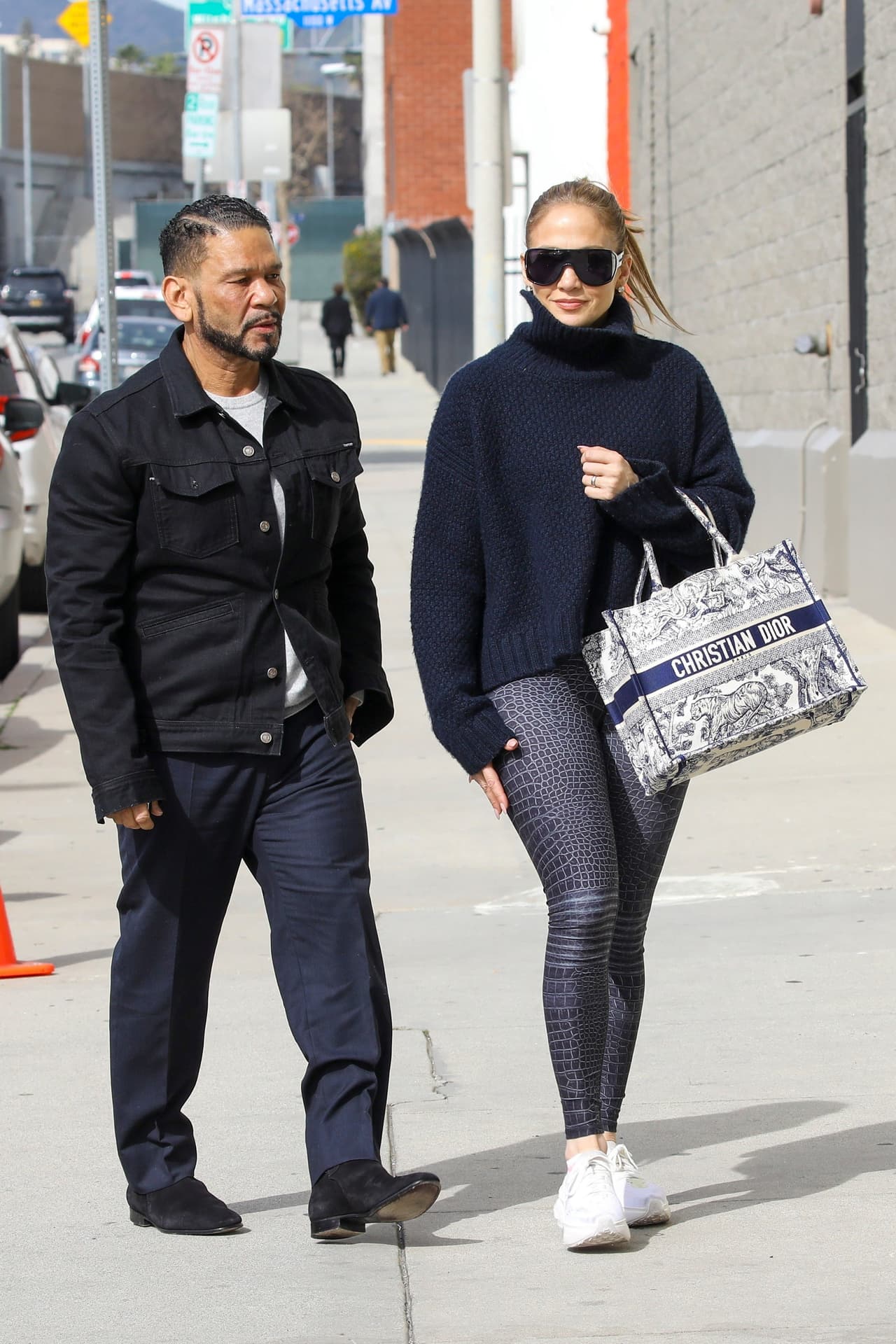 La estrella de 
<a href="https://www.vix.com/es-es/detail/video-4173568?utm_medium=internal_referral&utm_source=univision&utm_campaign=breaking_news&utm_content=ed_entertainment&utm_term=slideshow" target="_blank">'Experta en bodas', que puedes ver gratis aquí en ViX</a>, llegó al lugar junto con su Benny Medina, su amigo y representante.
<br>