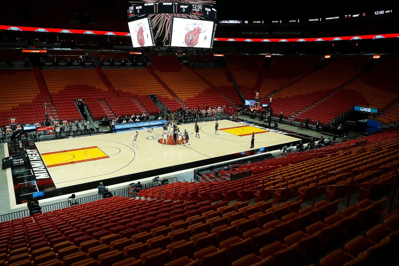 El Heat había anunciado que a partir del próximo 28 de enero comenzará a dejar entrar una cantidad limitada de aficionados a su estadio. Las entradas estarán limitadas a 1,500 personas que tengan la temporada comprada.