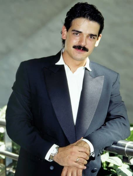 "Mis problemas iniciaron desde la infancia, mi papá me llevaba 50 y pico de años, y crecí sin identificarme con él. Después, en la fama encontré un personaje fabricado, y mi amargura creció tanto que no podía tener una buena relación con mi mujer" dijo en entrevista para la organización Calvary Chapel Fort Lauderdale.