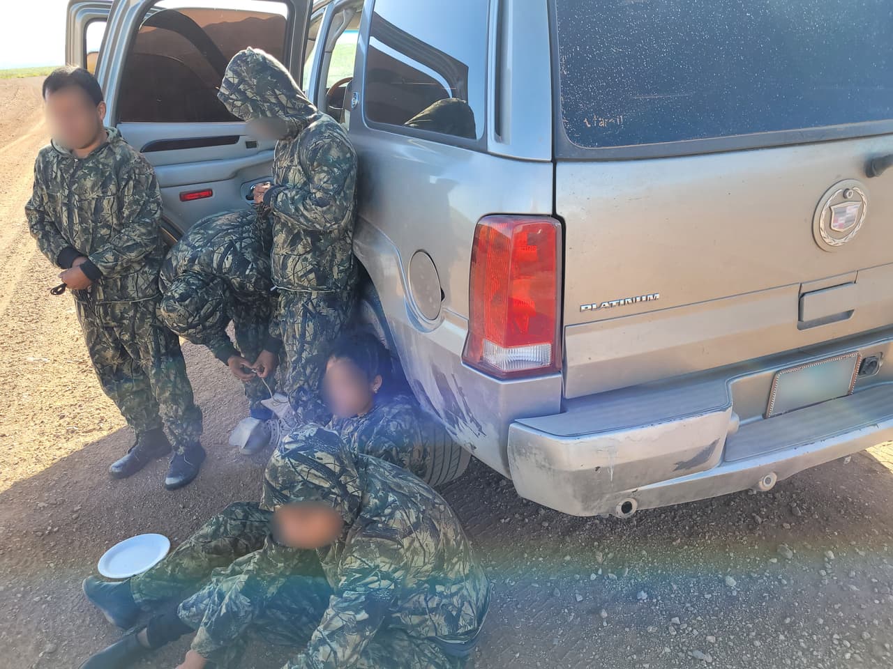 Una ciudadana estadounidense que viaja con su hijo menor enfrenta cargos criminales de tráfico humano.