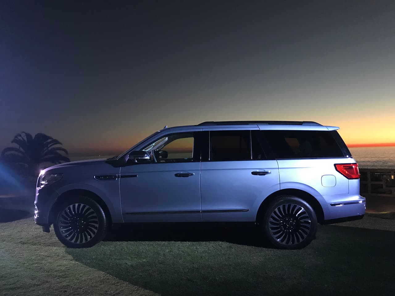 La Lincoln Navigator 2018 tiene un
<b> aspecto señorial y sereno</b> que transmite la tranquilidad que le da el no tratar de ser lo que no es. La Navigator no tiene ninguna pretensión de deportividad ni futurismo, gracias a un diseño que es tan honesto como imponente.