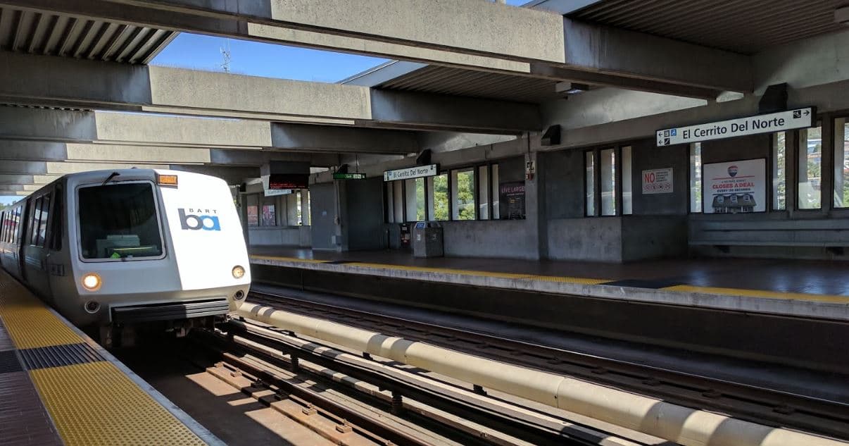 Muere una persona golpeada por un tren del BART en el este de la Bahía