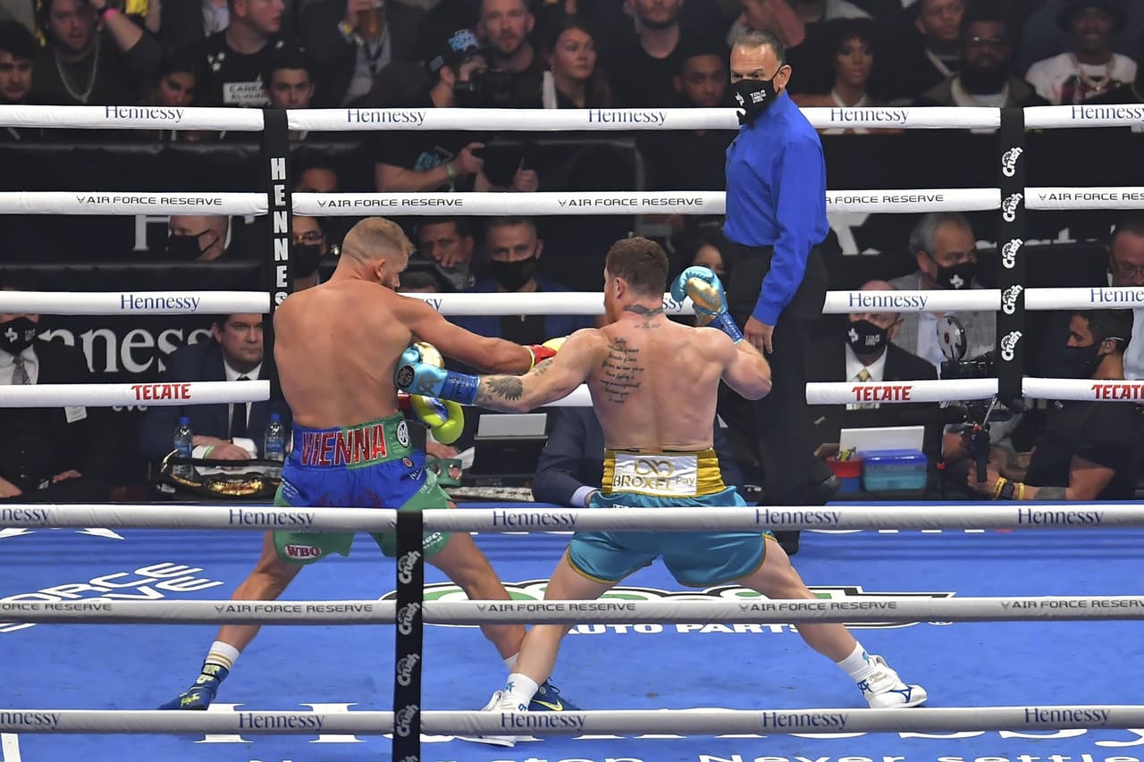 Saúl 'Canelo' Álvarez le dio una tunda al peleador británico, le cerró por completo un ojo y provocó que ya no saliera al noveno round después del castigo que recibió en 8 asaltos dominados por el mexicano.