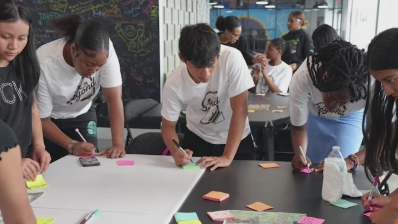 Programa Beyond Rising ofrece pasantías pagadas para estudiantes indocumentados en NY