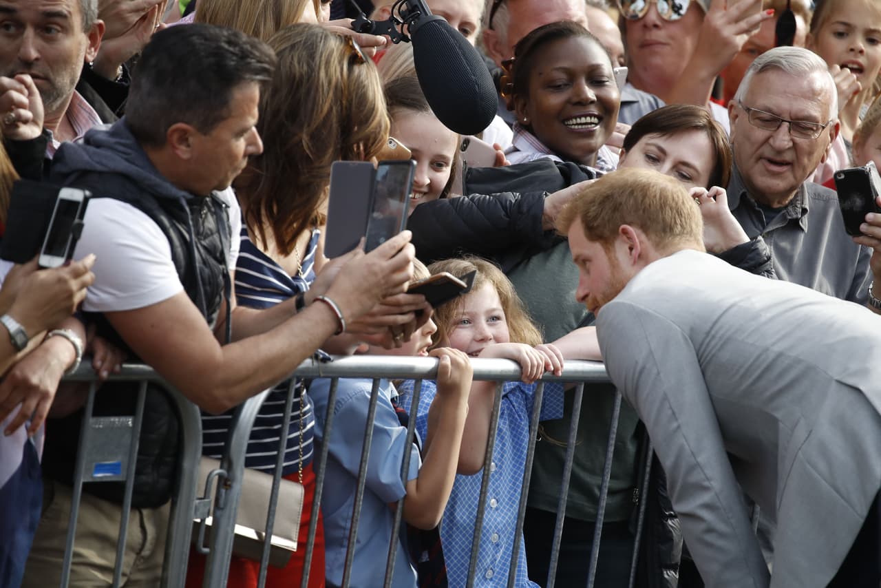 El príncipe Harry respondió incluso las preguntas de los pequeños que, junto a sus padres, aguardaban frente al castillo.