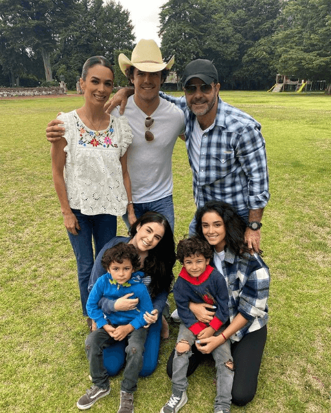 Fue precisamente gracias al apoyo de su esposa y sus hijos: Eduardo Jr., Ana Paula, Alejandra, Daniel y Manuel, que logró salir delante de dicha situación.