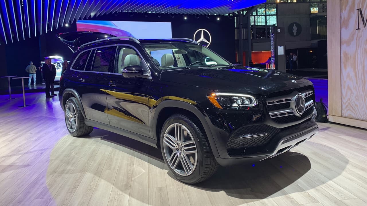 <h3 class="cms-H3-H3">Mercedes-Benz GLS 2020</h3>
<br>La tercera generación de la maxicamioneta de Mercedes-Benz hizo su debut mundial en el Auto Show de Nueva York, más grande y más lujosas que nunca antes. Un nuevo modelo, la GLS580 llega con un V8 dobleturbo de 4.0 litros que desarrolla 483 caballos de fuerza y un descomunal torque de 516 lbs-pie, el otro modelo es la GLS450 con un V6 dobleturbo de 3.0 litros que desarrolla 362 caballos de fuerza y 369 lbs-pie de torque. Con este modelo, totalmente nuevo, la cabina y la tecnología de la línea GLS se pone al día con el resto del portafolios de Mercedes-Benz.
