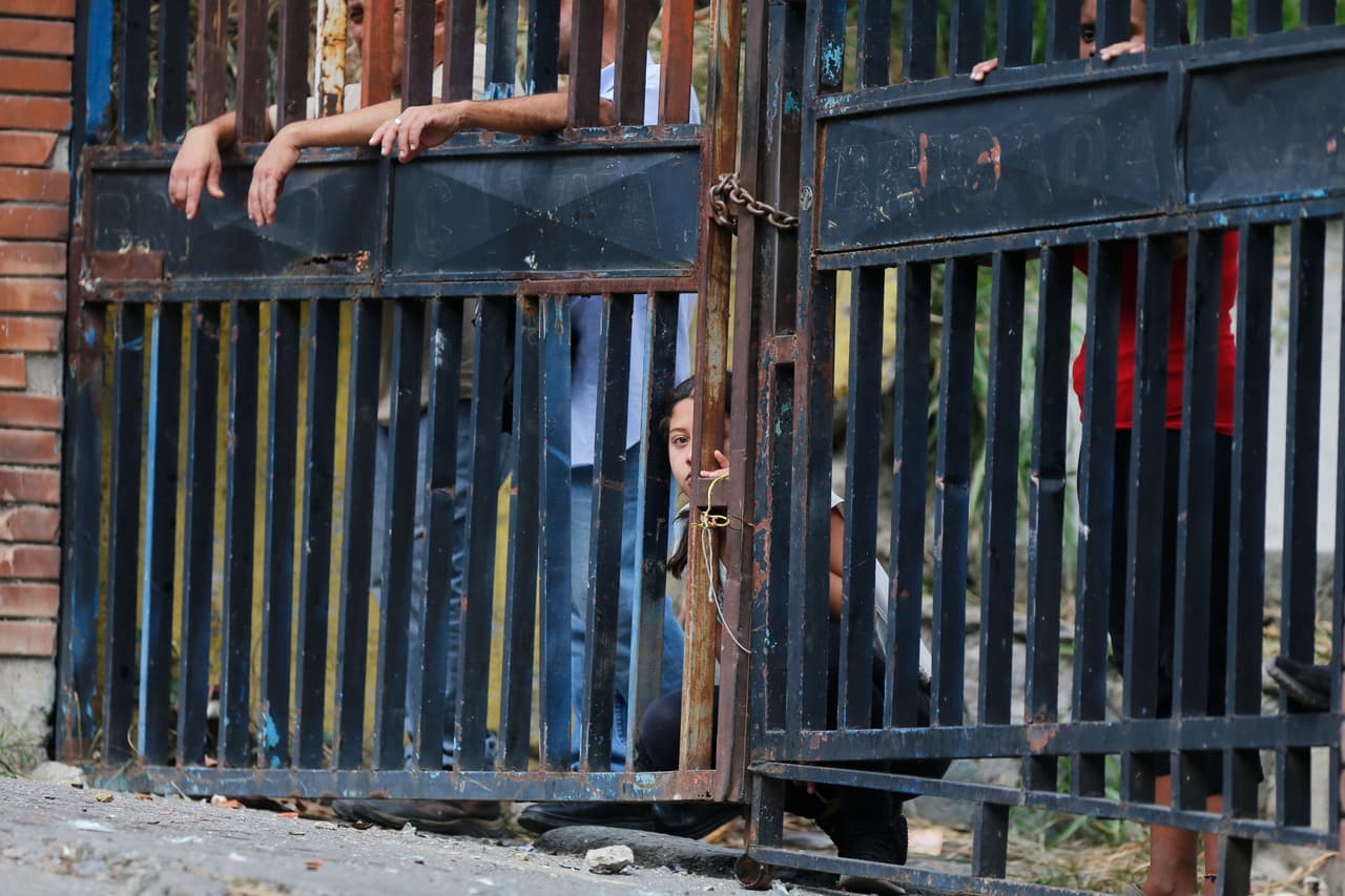 Mientras, algunos vecinos de la zona han decidido no protestar y se mantienen viendo a través de la reja de su comunidad el enfrentamiento. La manifestación de este lunes ocurre algunas semanas después de que Nicolás Maduro se juramentara como presidente de Venezuela para un segundo periodo, una movida que fue desconocida por numerosos países de la región y del mundo, incluyendo Estados Unidos.