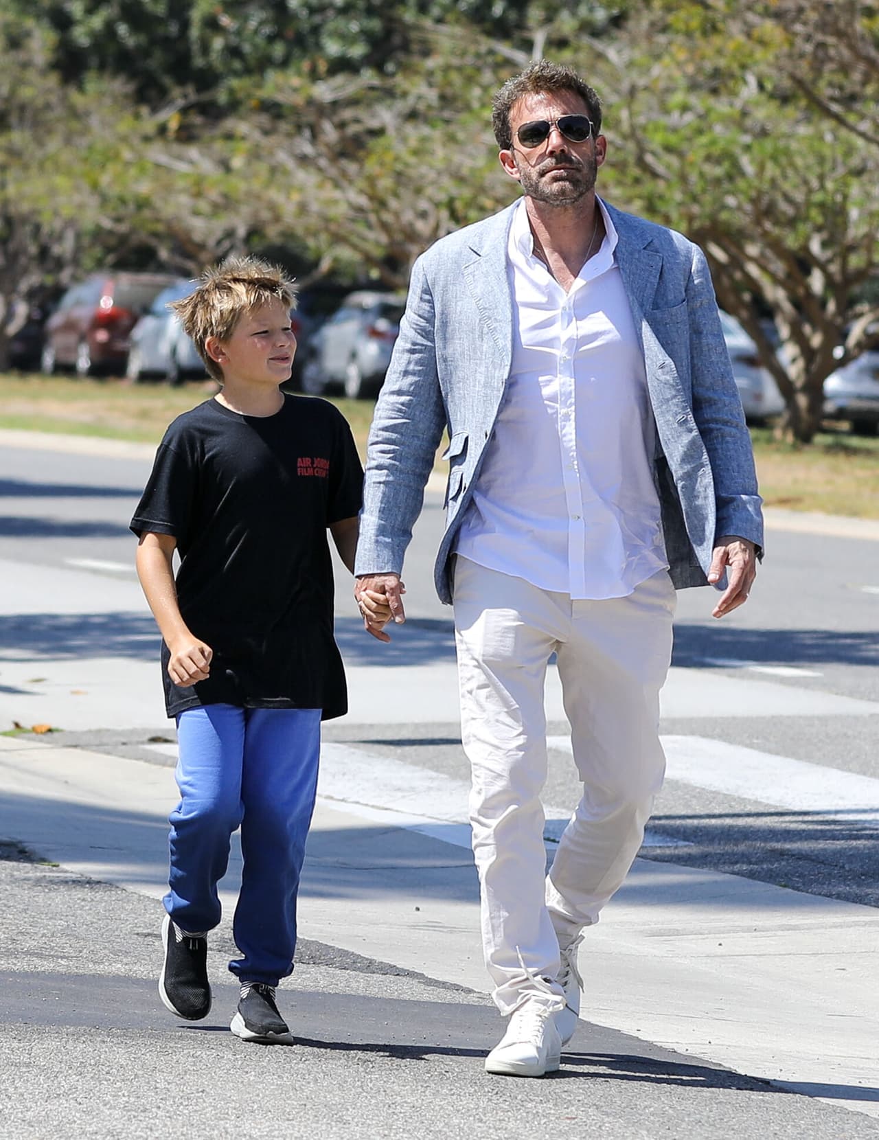 Consciente de que sus hijos también necesitan su atención y las tareas con ellos no tienen descanso, Ben Affleck anduvo por California con Samuel haciendo "mandados", reportó The Grosby Group.