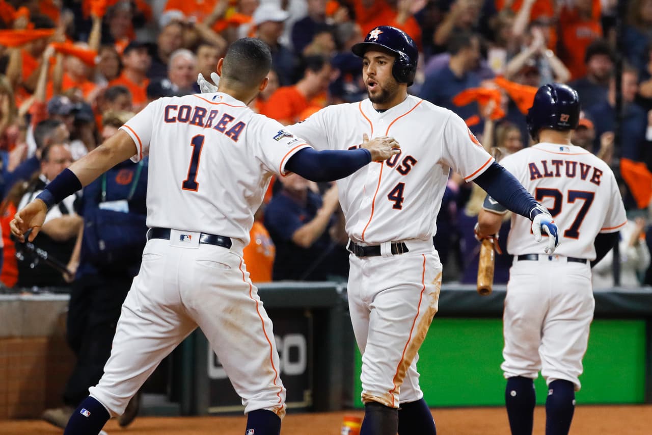 Un paramédico recibe un pelotazo durante el segundo partido entre Astros y Yankees en Houston