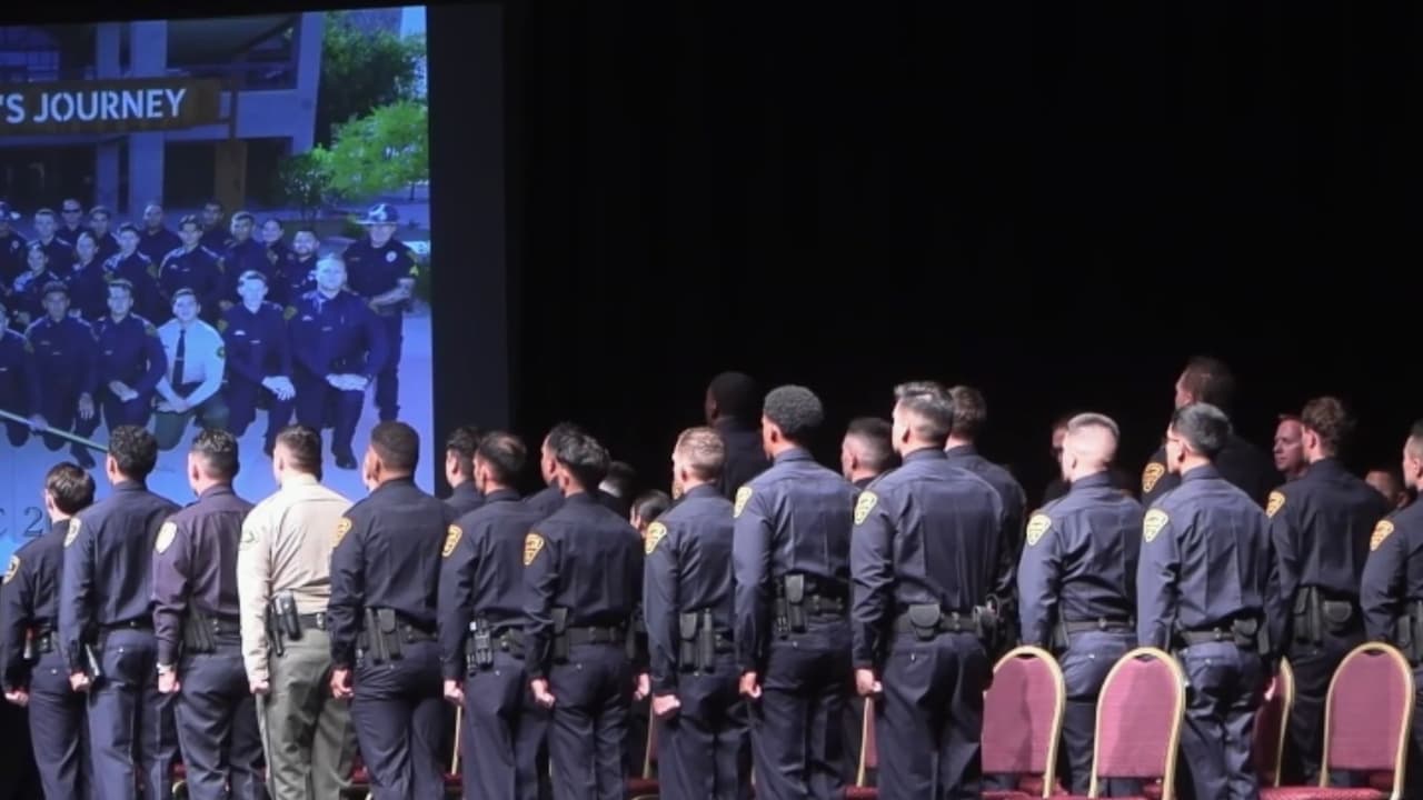 Graduación de la policía de Tucson rinde homenaje a cadete asesinado en su hogar