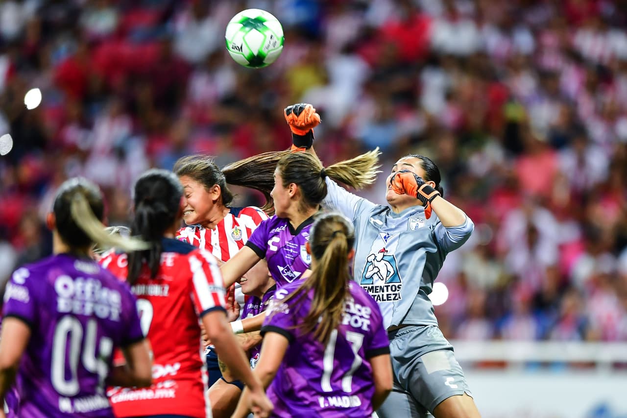 Chivas cayó en la vuelta, pero se impuso en el global gracias al triunfo en la ida y Blanca Félix se erigió como la heroína tras atajarle un penal a Charlyn Corral.