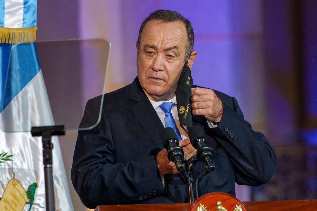 <h3 class="cms-H3-H3"><b>Guatemala</b></h3>
<br>
<br>El presidente de Guatemala, Alejandro Giammattei, dijo que no asistirá a la cumbre debido a complicaciones en su agenda.
<br>
<br>Es por ello que la delegación de Guatemala en el encuentro será comandada por el canciller Mario Búcaro.
<br>
<br>"El presidente Giammattei no acudirá a la Cumbre de las Américas por temas exclusivamente de agenda", puntualizó en una rueda de prensa el portavoz presidencial, Kevin López.
<br>