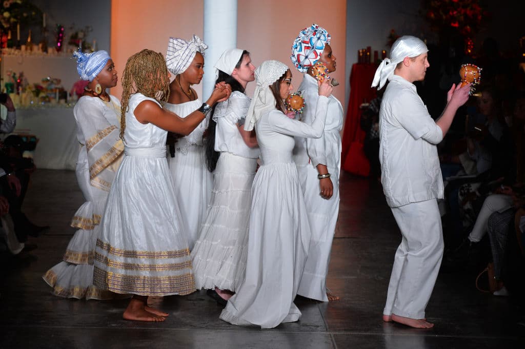 Entonces los africanos veneraban las imágenes de los santos católicos pero en realidad estaban adorando a sus dioses. Por ejemplo, cuando veneraban por ejemplo a San Santiago estaban adorando a una figura llamada Ogún Balenyó.