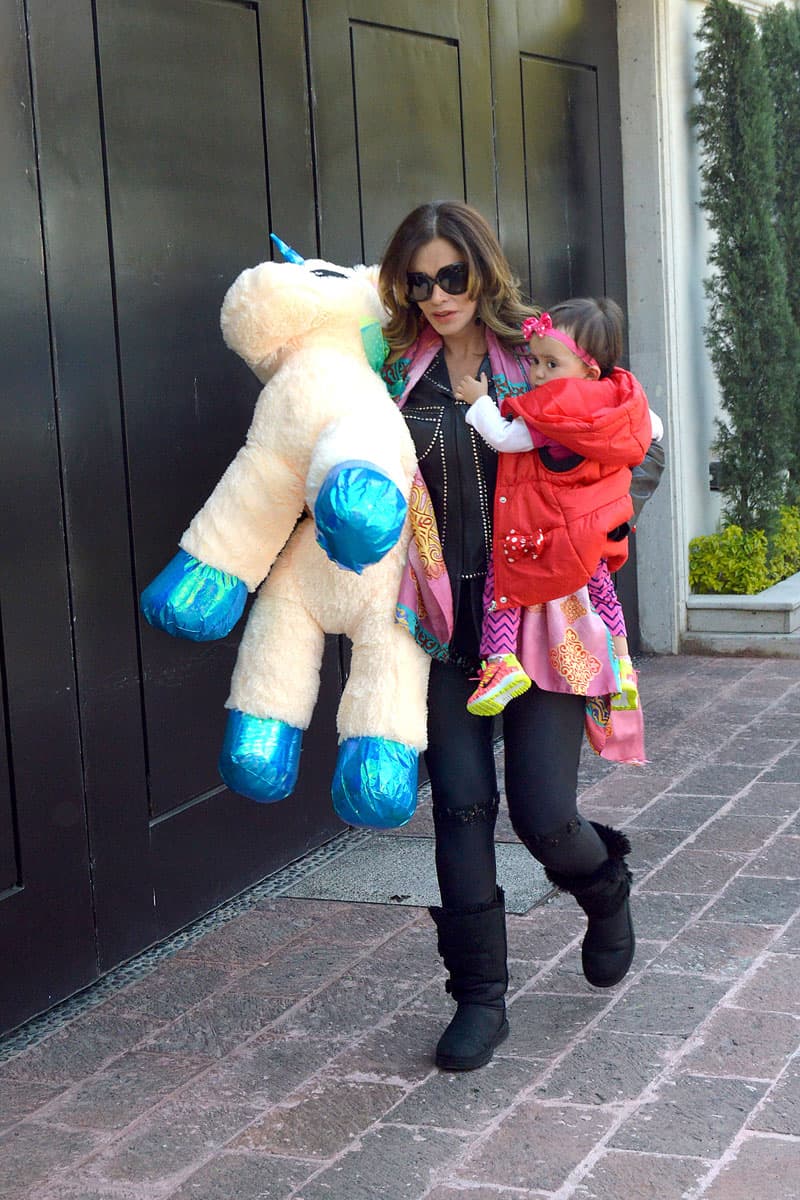 De regalo le llevó un enorme unicornio de peluche y en las redes sociales algunos usuarios comentaron que era un presente fuera de lugar para una persona de 100 años.