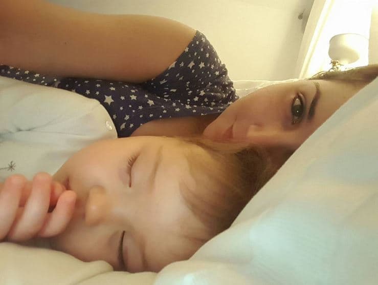 "Night, Night", Gredmarie y Kamilia duermen juntitas.