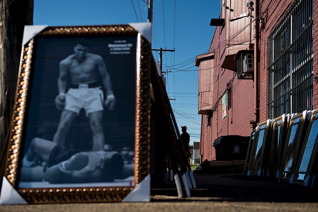 Una de fotos más emblemáticas de Ali: su triunfo frente a Sonny Liston. Foto de Brendan Smialowski para AFP/Getty.