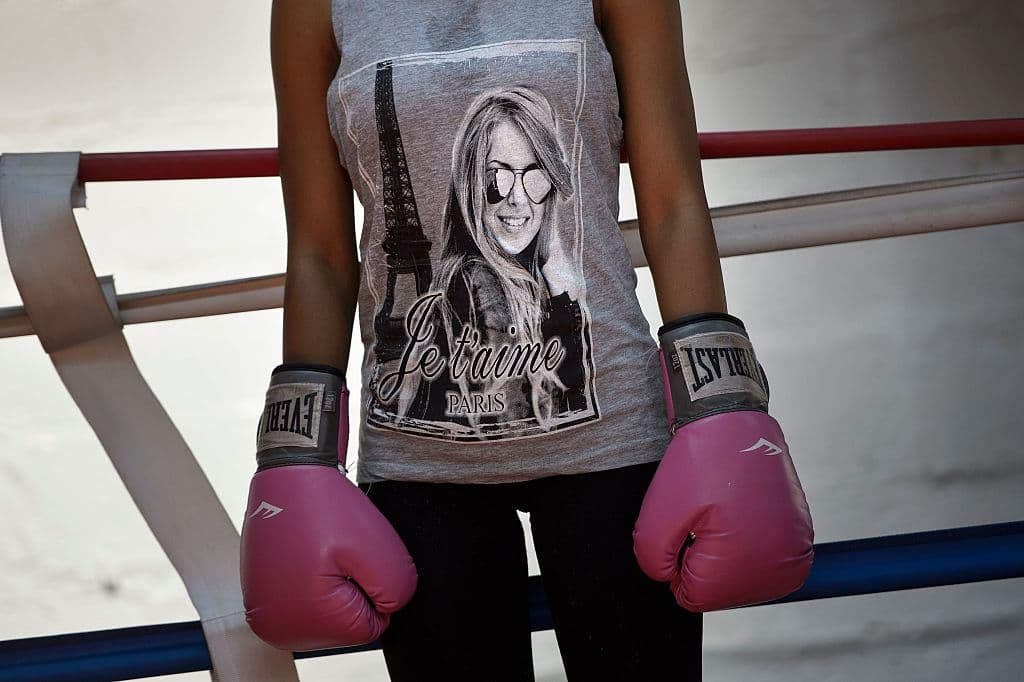 Cha'Dai White, de 14 años, con sus guantes puestos en el TKO Boxing Gymnasium de Louisville, donde nació y se crió el titán del cuadrilátero. Foto de Brendan Smialowski para AFP/Getty.
