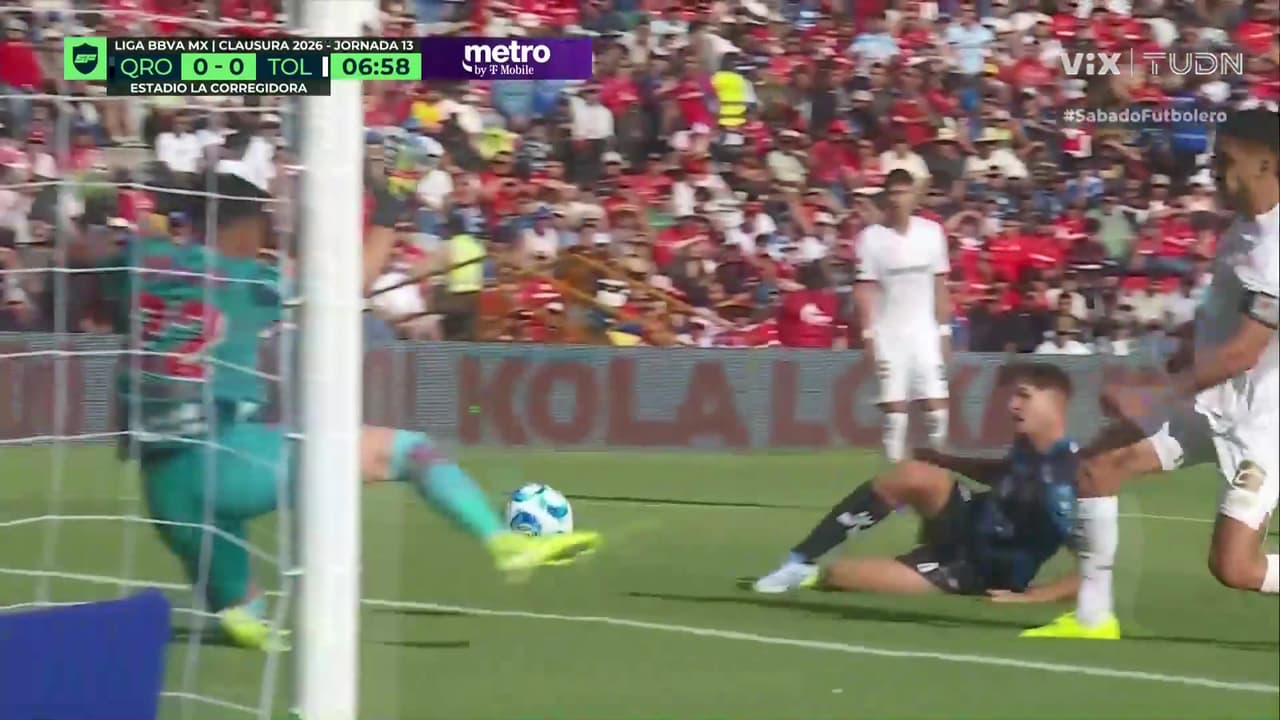 Impresionante atajada de Luis García