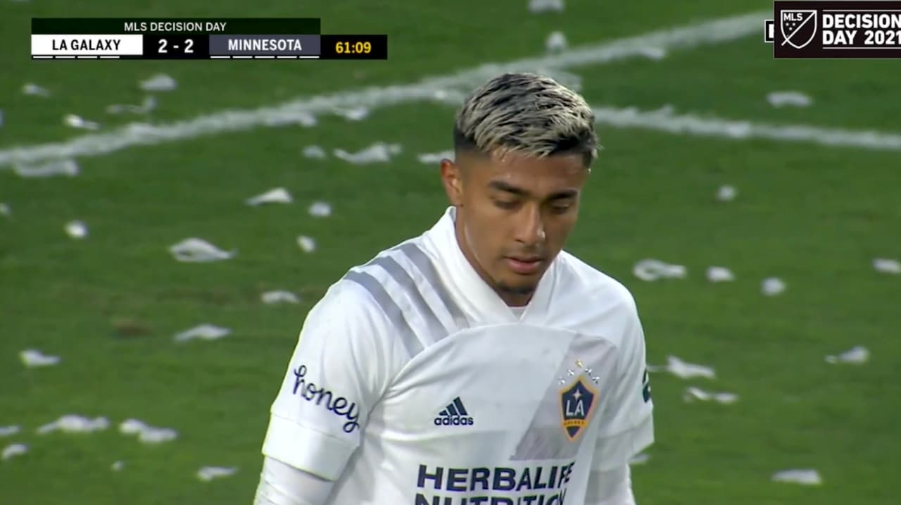 ¡Terrible error! Julian Araujo anota en su propia meta y LA Galaxy sigue en la cuerda floja