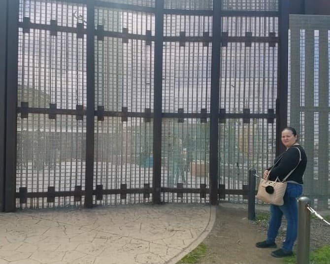 Azucena López posa en el Parque de la Amistad, donde se reunía con sus padres.