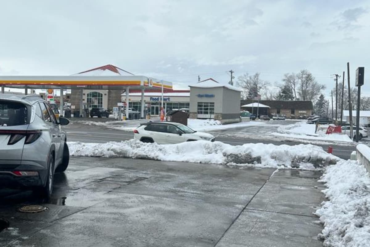 Las condiciones resbaladizas en el asfalto ha dado como resultado algunos accidentes de automóviles.