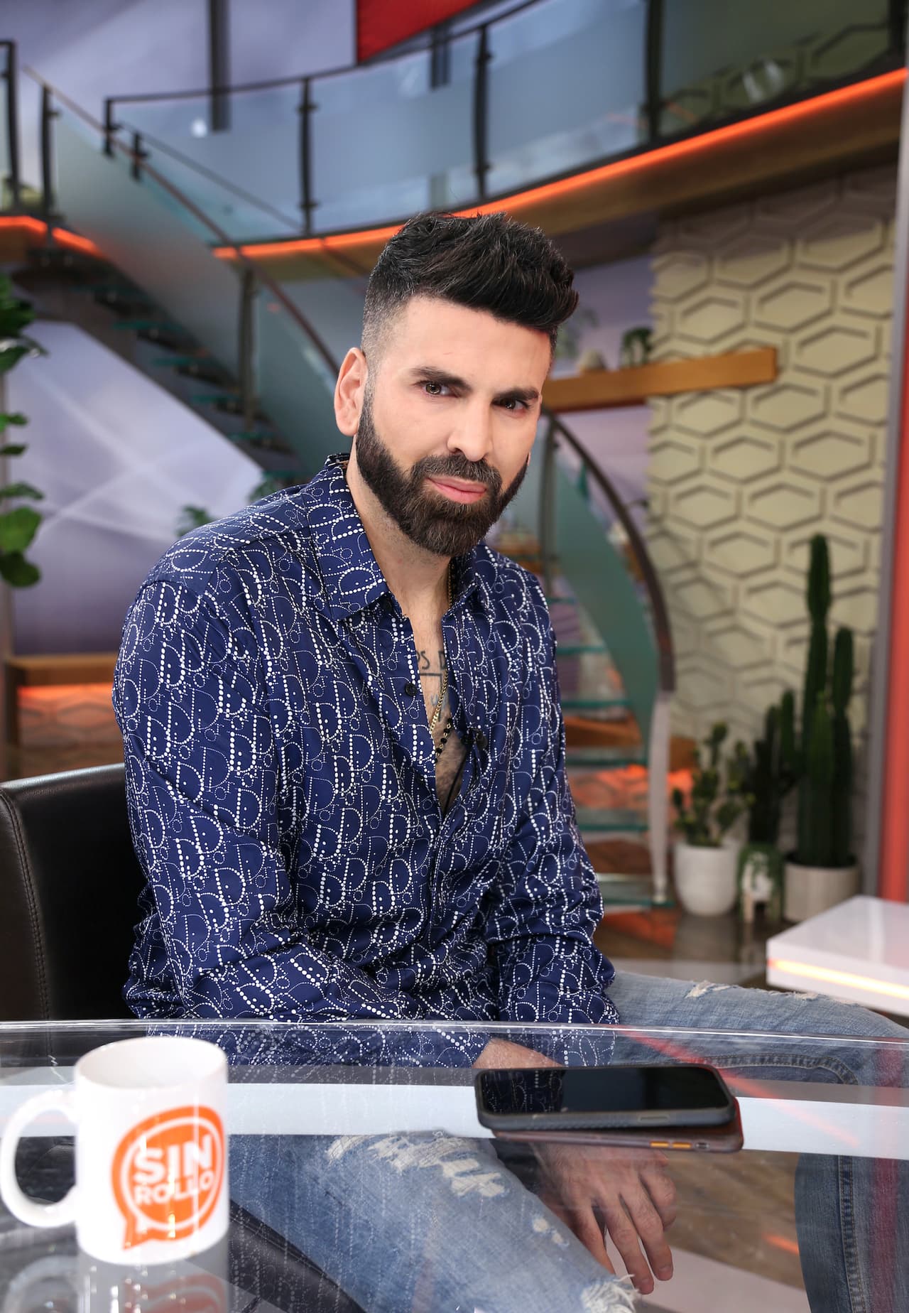 El experto en moda y belleza quien en los últimos años se ha hecho amigo personal de la cantante comentó: "Ok. Te creció el pelo con champú".