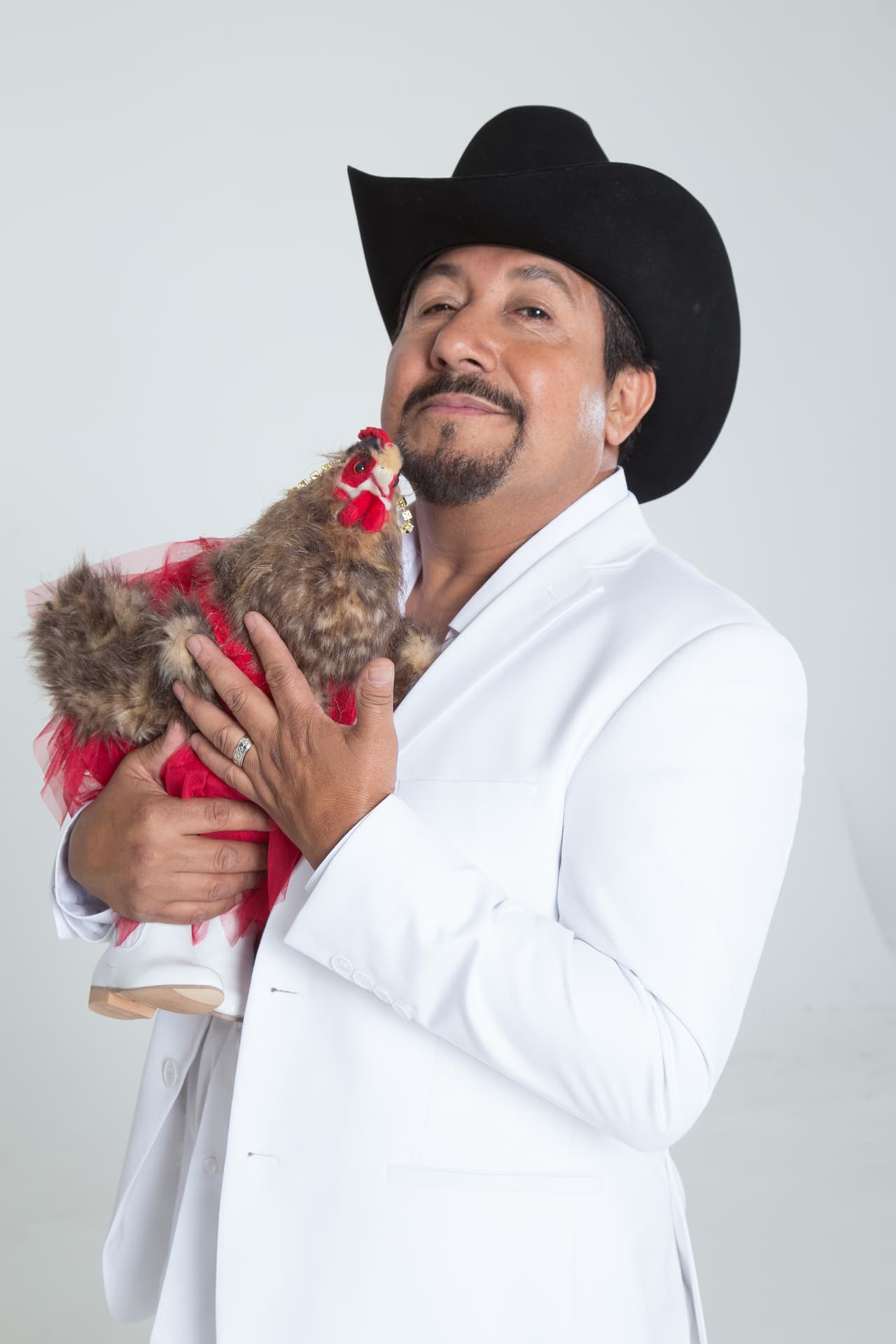 Eso sí, él nunca abandona a su
<b>Gallina Vidente</b>, que tantas alegrías le ha dado.