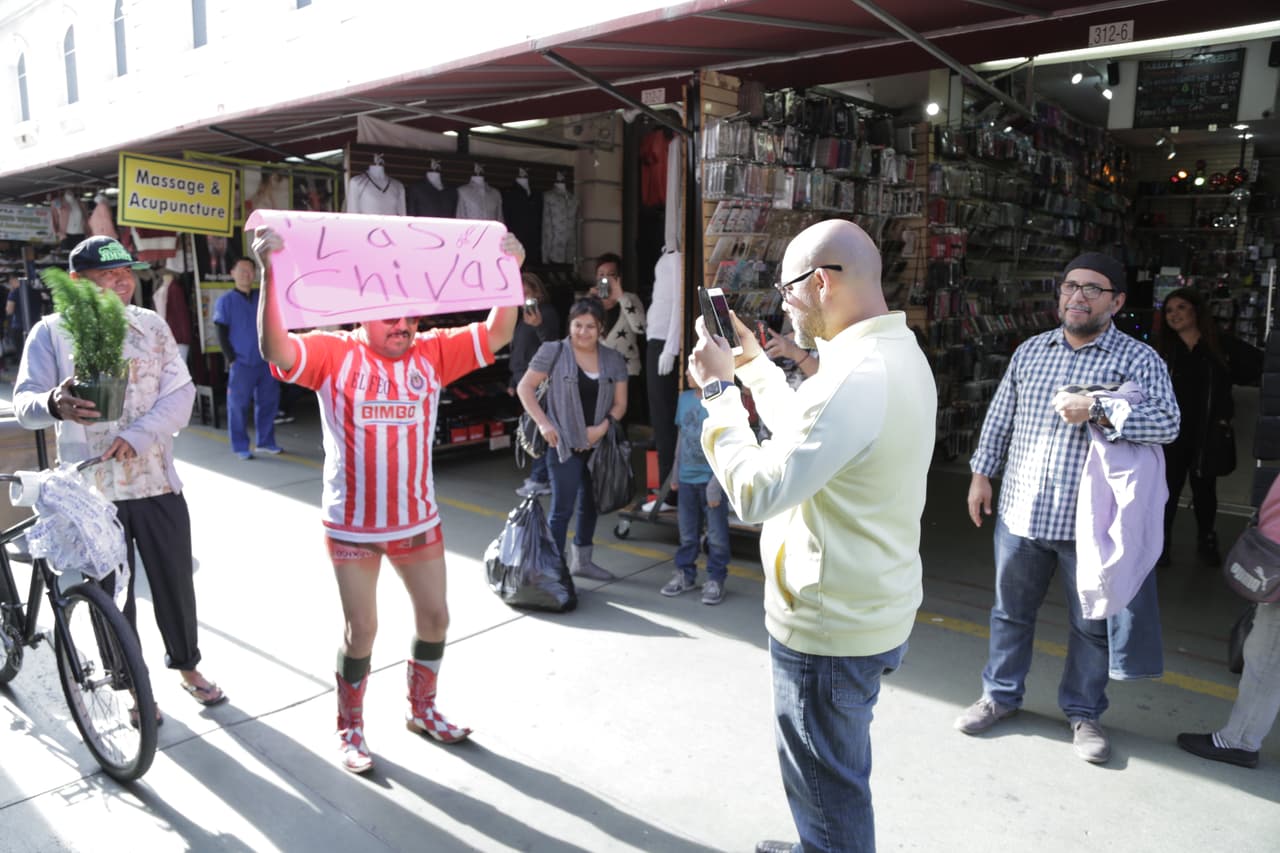 <b><a href="https://www.univision.com/temas/el-feo">El Feo</a></b> es un 'chivista' de hueso colorado y siempre que ambos equipos se enfrentan no faltan las apuestas. En noviembre de 2016, después de uno de tantos clásicos, El Feo tuvo que quitarse los pantalones pues su equipo fue derrotado.