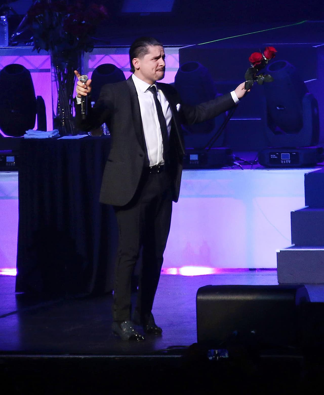 En uno de los momentos de la noche protagonizó un momento polémico, al dedicarle al 'Chapo' un corrido.