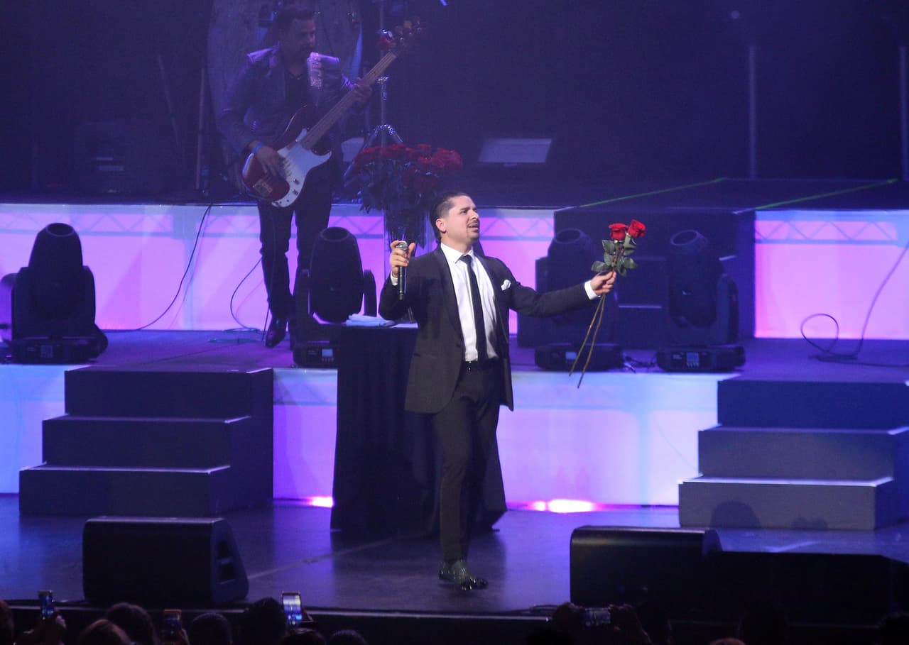 Larry demostró que lleva la música por dentro, cantó con banda y mariachi y la noche se llenó de mucho ritmo.