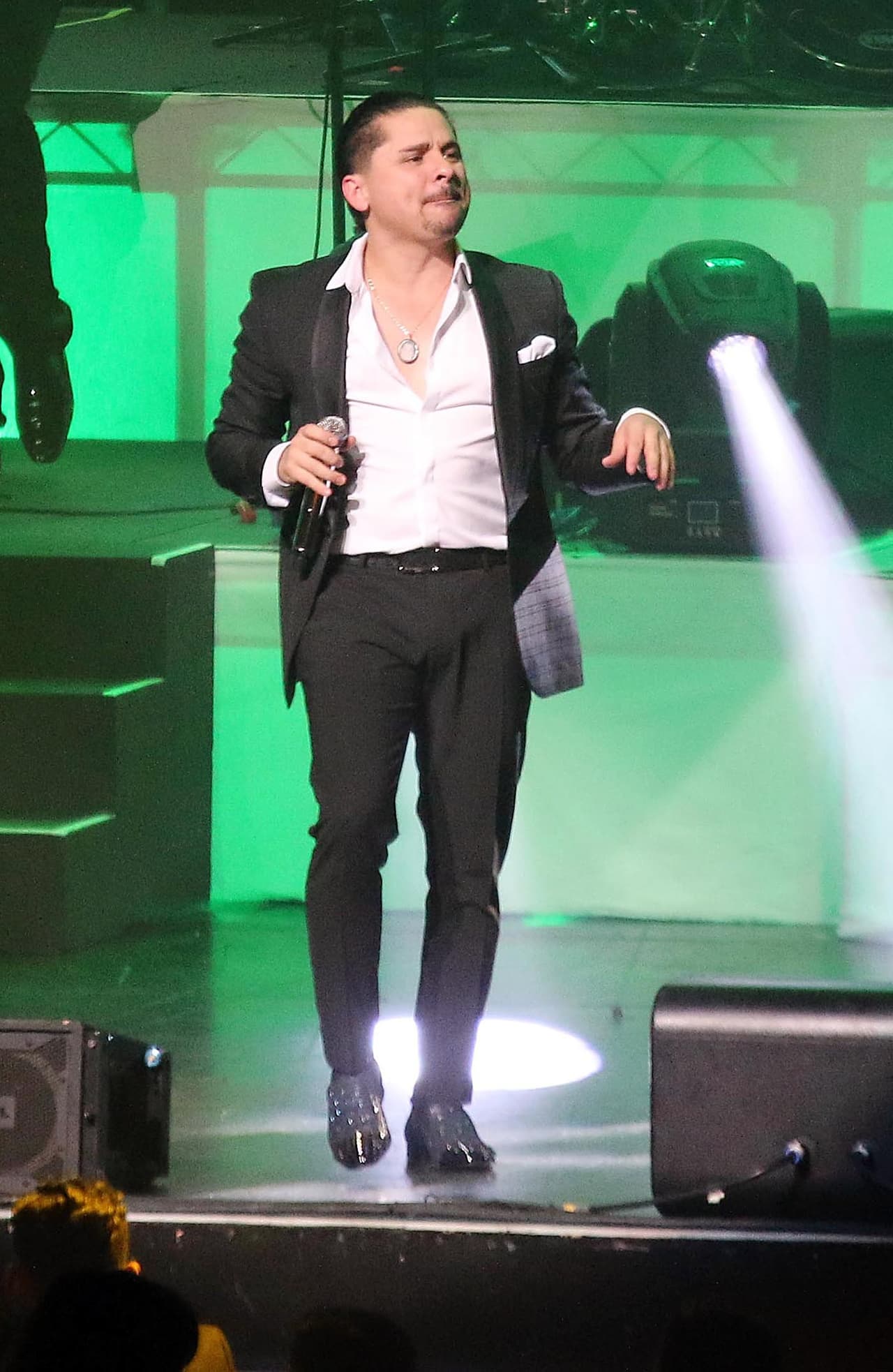 También iba impecable con un traje negro.