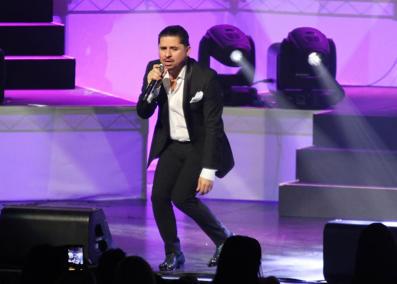 También subió con su madre al escenario y hasta con su pareja Kenia Ontiveros.