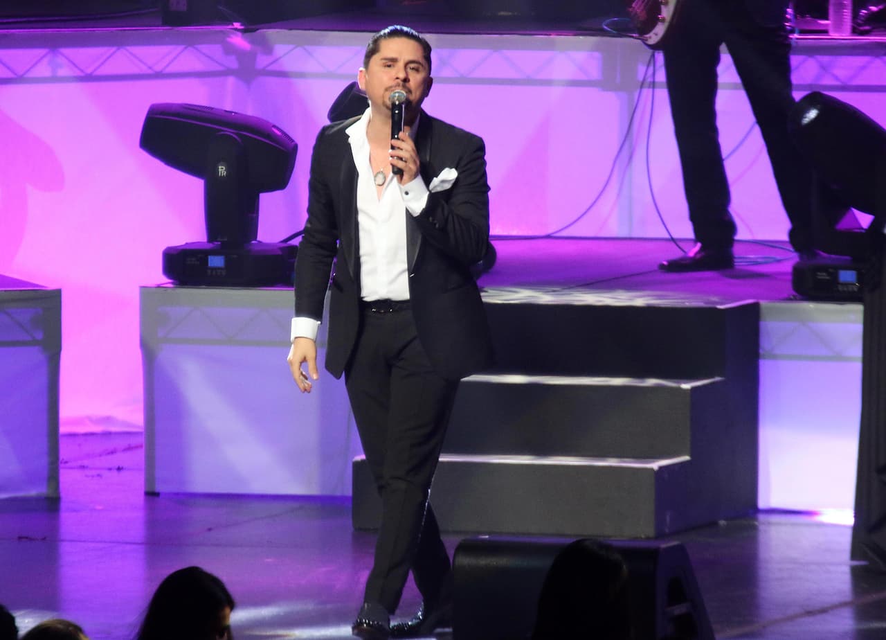 Además cantó muy apasionado cada uno de sus temas.