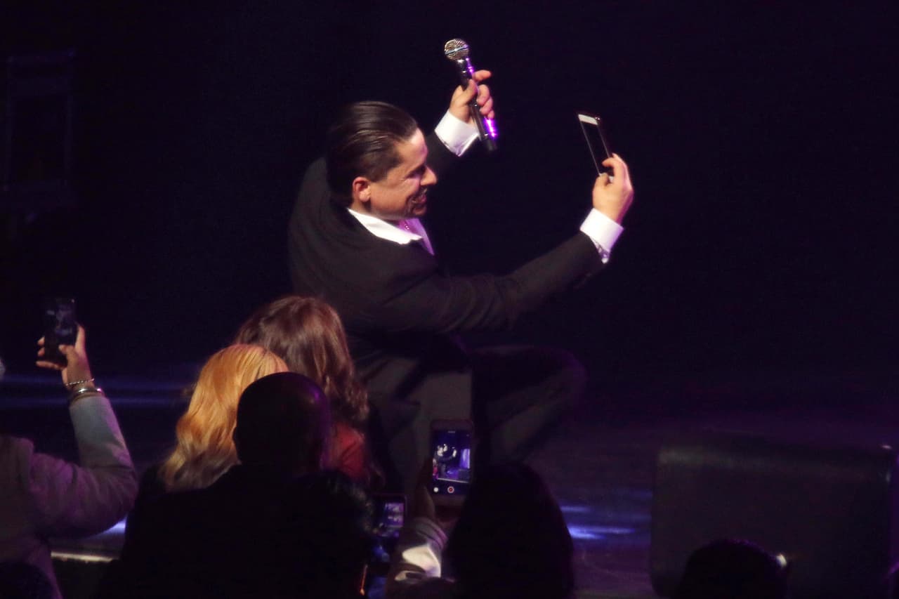 Todo el mundo quería una foto con Larry, y él lo disfrutaba.