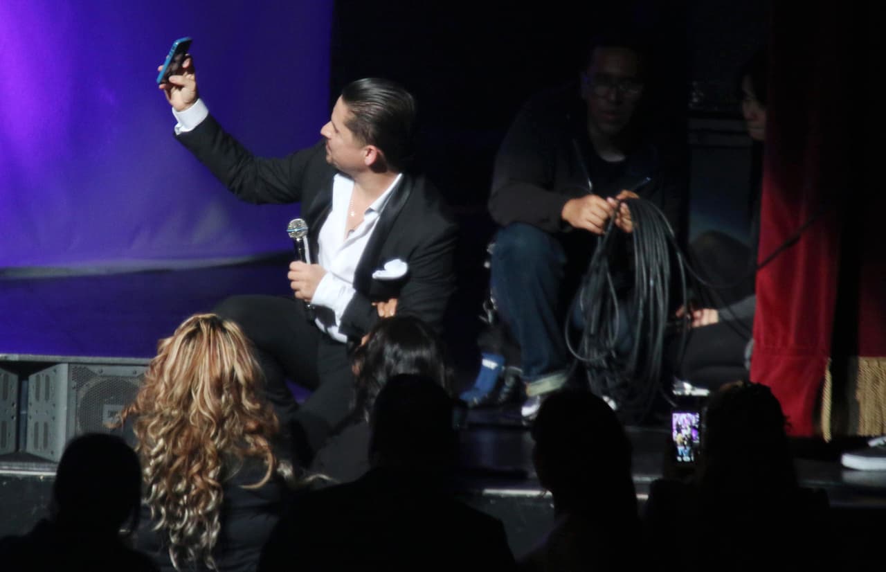 Trató de poner sus mejores poses mientras a lo lejos le lanzaban piropos.