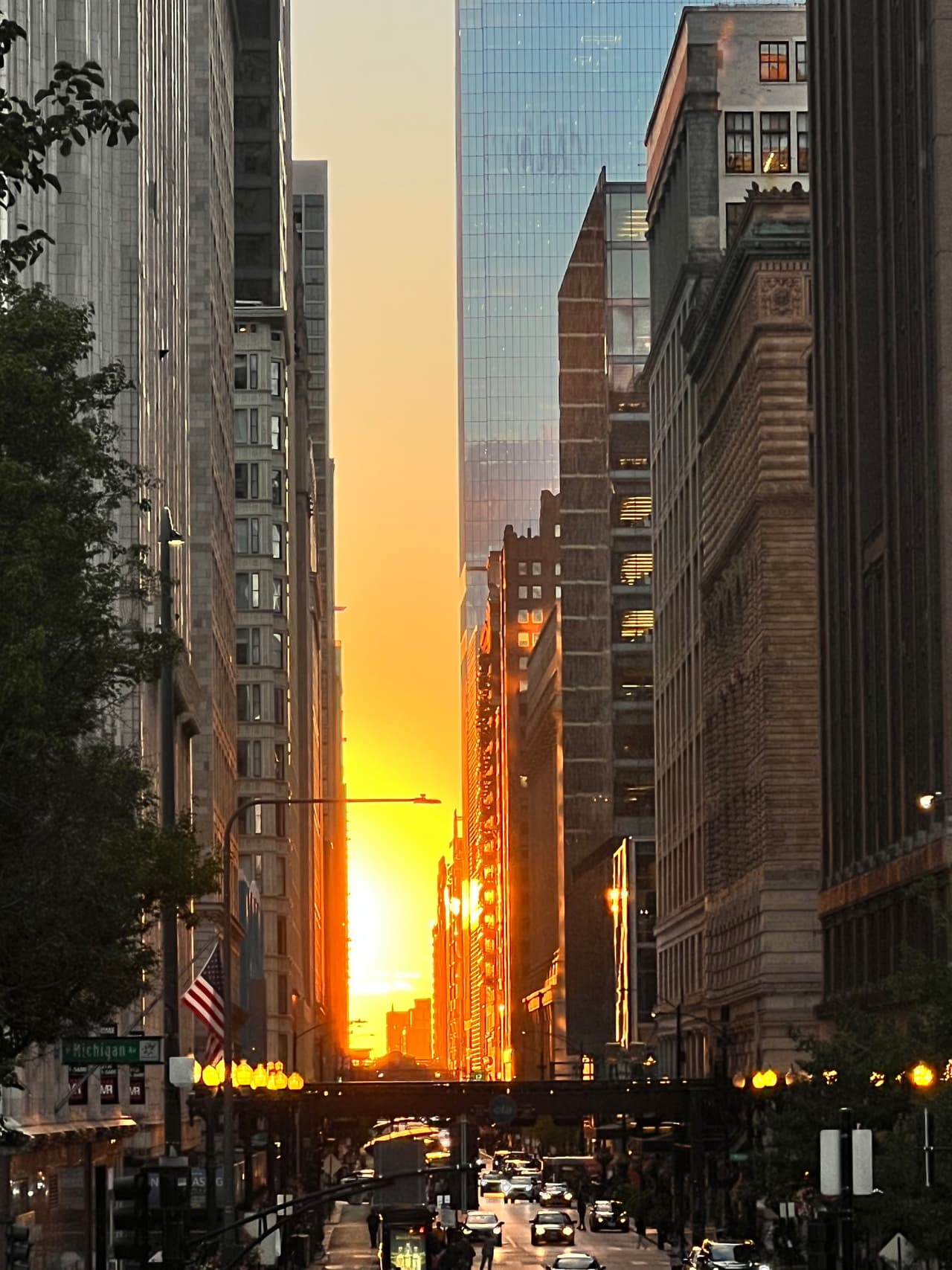 Chicagohenge otoño 2022 en Chicago. Casi en la tercera semana de septiembre, con la llegada del otoño, este fenómeno se puede observar justo antes del amanecer y antes del atardecer, y así fue como se vio este 2022 en Chicago.
