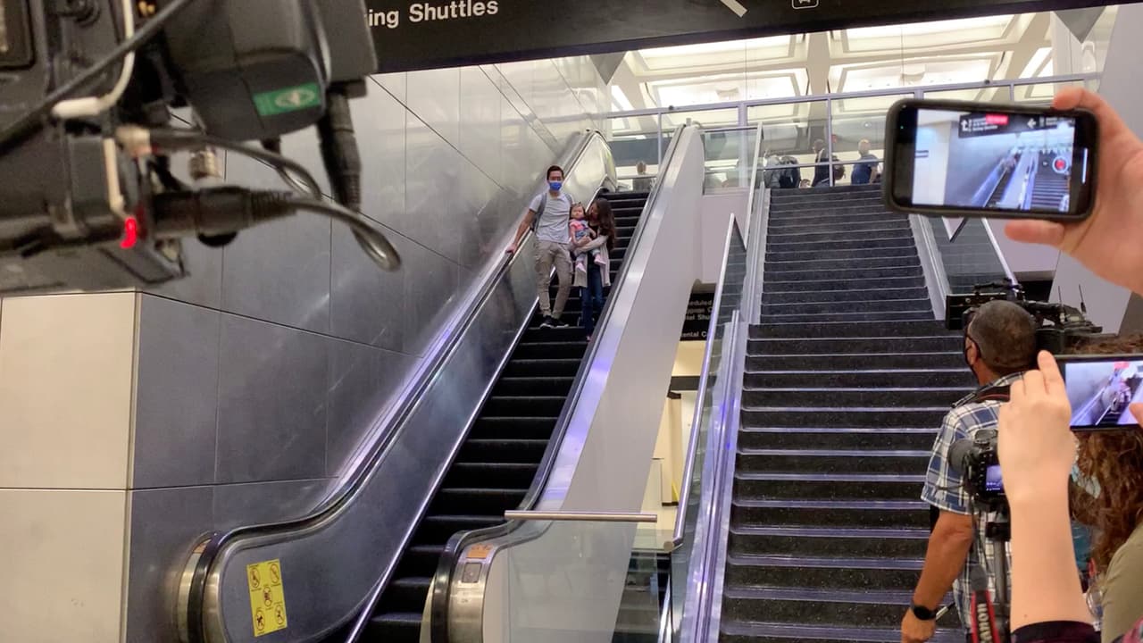 A las 9:01 am fue el momento en que apareció 
<a href="https://www.univision.com/noticias/inmigracion/viajo-a-mexico-y-no-la-dejan-volver-drama-sonadora">Karumi Reyes</a> en las escaleras cargando a su bebé y acompañada de su esposo.