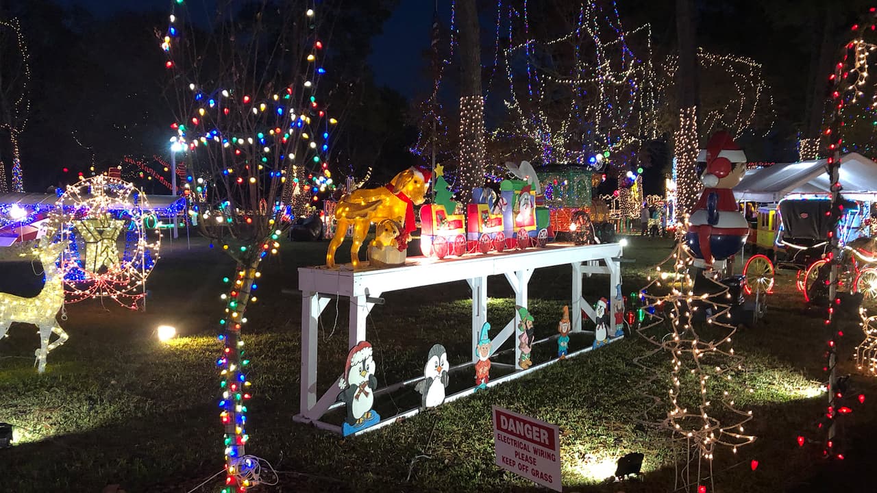 "La familia Gullo convierte el enorme jardín de su casa, de 5 acres, en un maravilloso espacio navideño, indica la página de internet del lugar.