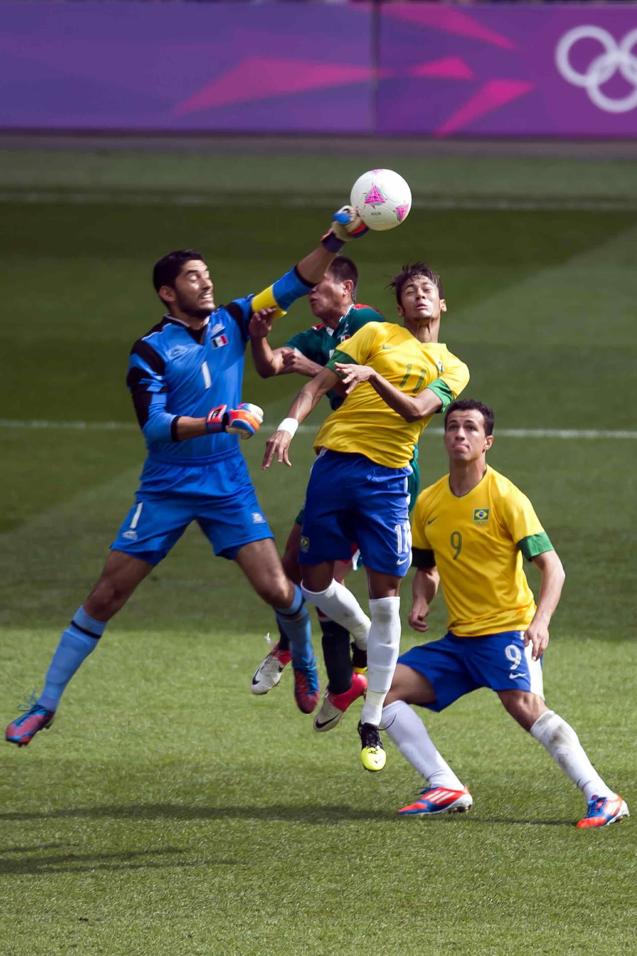 En el arco, la veteranía estuvo más fuerte que la promesa de Neymar, figura que era estelar.