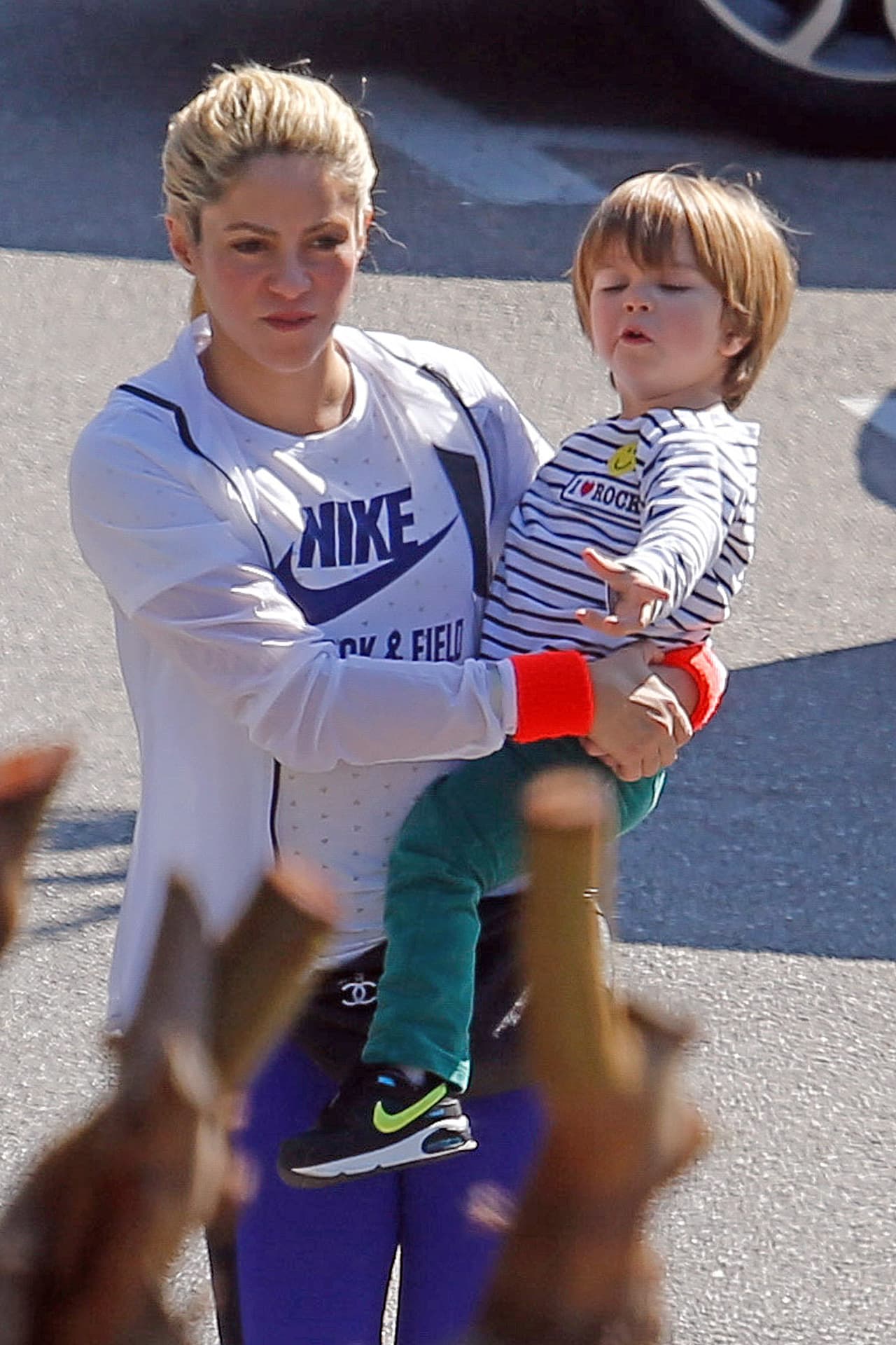 Shakira lleva a su hijo Sasha, de dos años, a clases de natación en Barcelona.