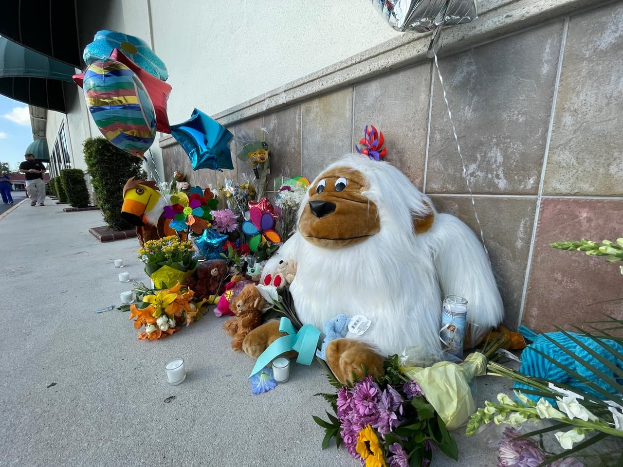 Los residentes de Palm Beach se acercaron con flores, globos y muñecos, a rendirles tributo al niño de 1 año y su abuela, quienes murieron en un tiroteo ocurrido el jueves en un Publix de la zona.