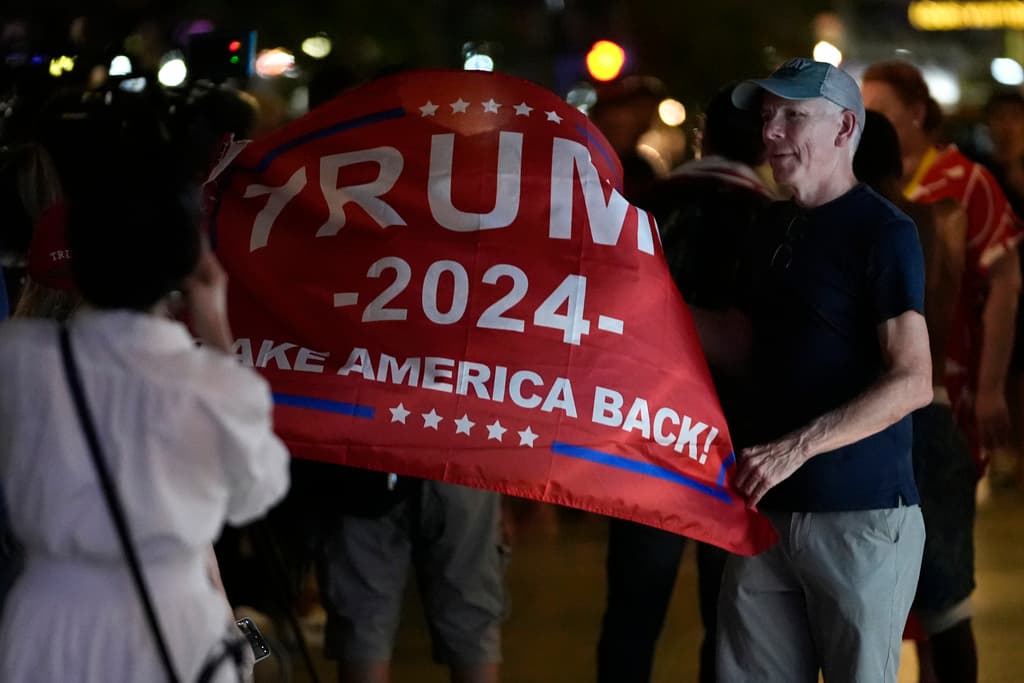 Mientras, una multitud se reunió afuera de la Torre Trump el sábado por la noche.