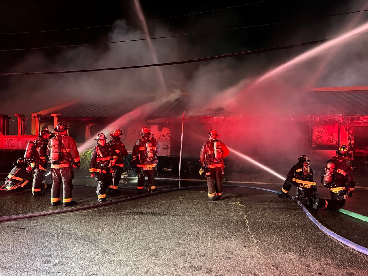 Los bomberos llegaron al lugar y encontraron llamas consumiendo un edificio que anteriormente albergaba el restaurante Buttercup.
