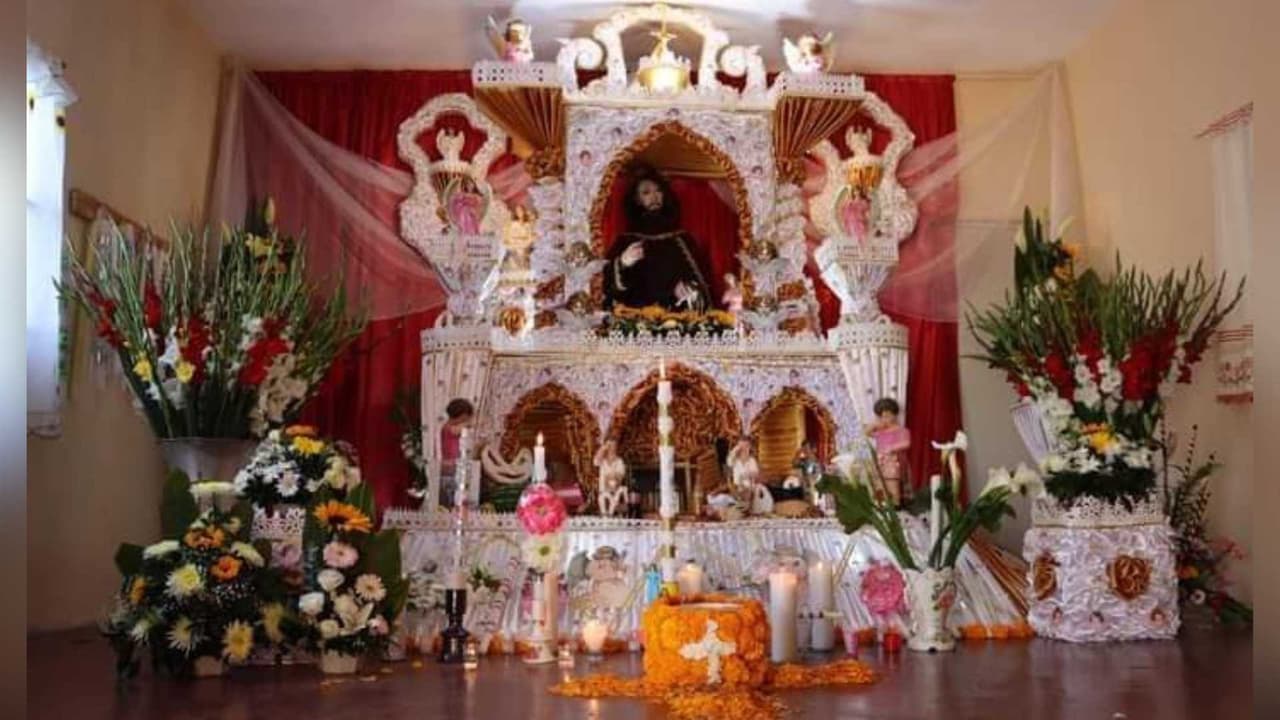 Los altares de Huaquechula son ricos en simbolismo, cada elemento cuidadosamente elegido para honrar a los difuntos