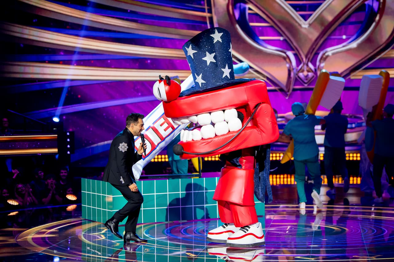 El último personaje, que cerró la lista de los 
<u><b><a href="https://www.univision.com/shows/quien-es-la-mascara/quien-es-la-mascara-2024-conoce-a-los-19-personajes-fotos#cfcf56eb0000" target="_blank">19 participantes de esta temporada</a></b></u>, fue el loquísimo de Dientes