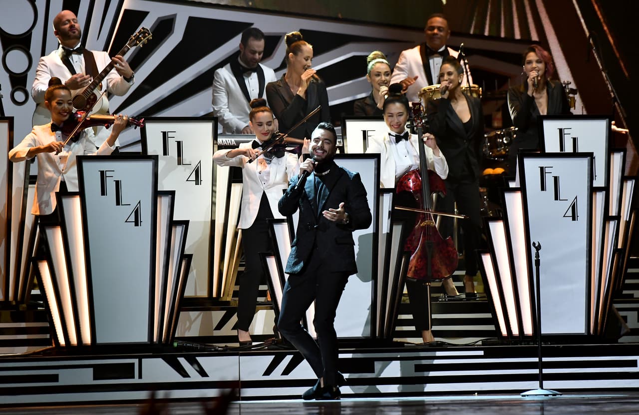 Maluma interpretó con orquesta 'Felices los 4'.