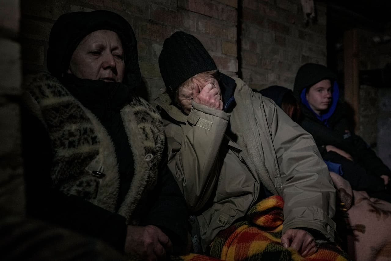 Una mujer llora en un sótano de un edificio de Kiev. El lugar estaba repleto de personas buscando refugio. 2 de marzo.
<br>